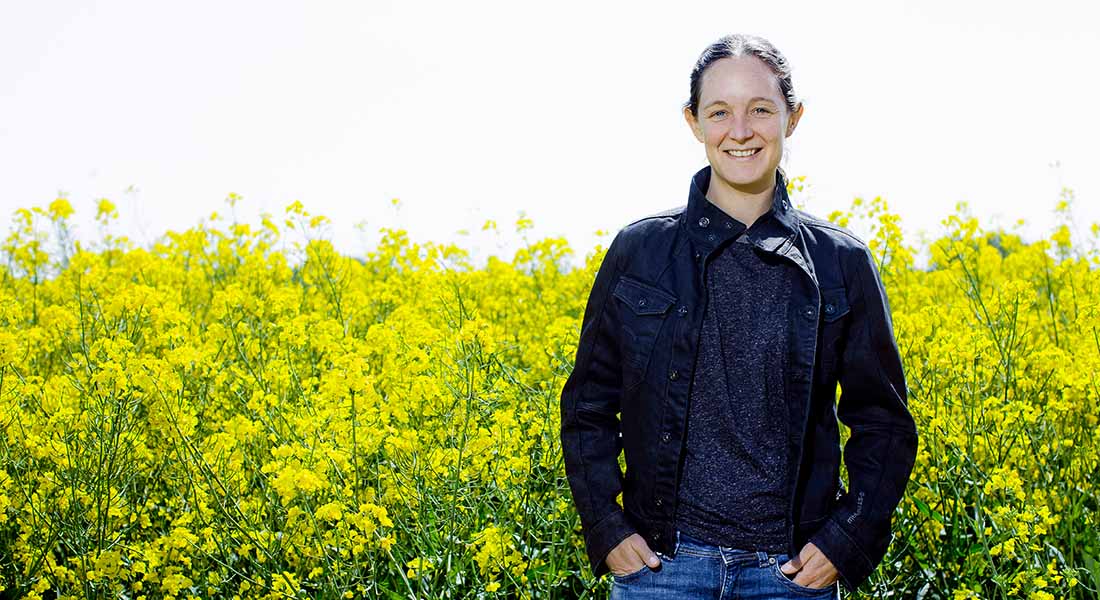 Marianne Nissen Lund in front of a rapeseed field