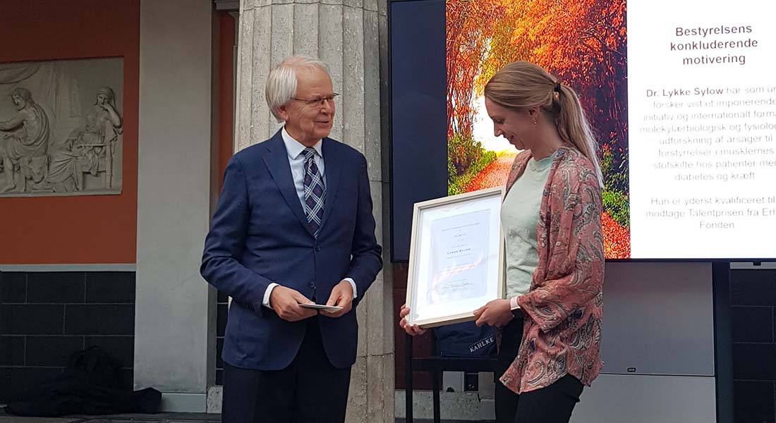 Lykke Sylow receives award from Oluf Borbye Pedersen
